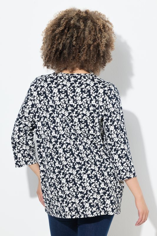 T-shirt avec plis fantaisie. Col en V et manches 3/4, coupe évasée.