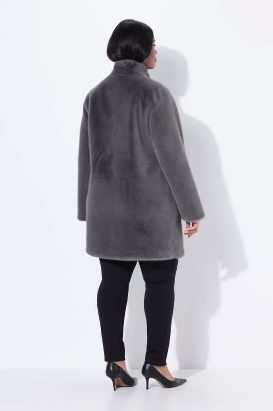 Manteau court imitation fourrure, col montant et boutons-pression, coupe évasée