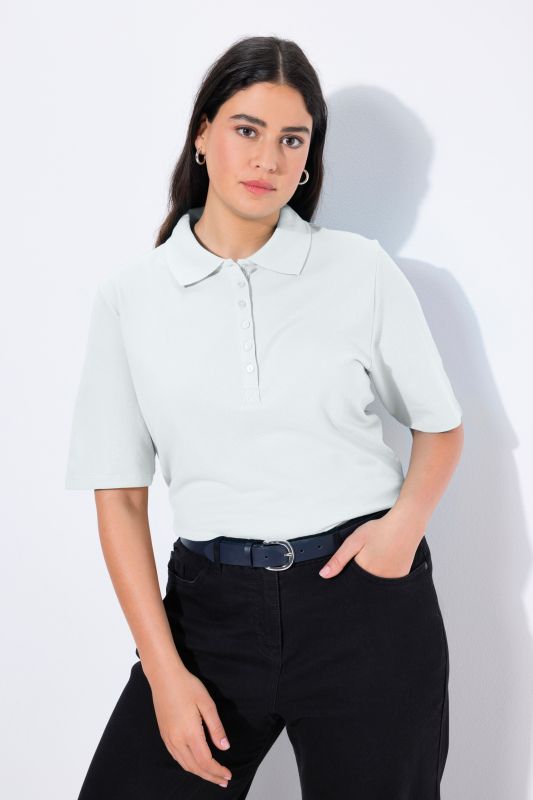 Polo en maille piquée. Patte de boutonnage en velours. Manches courtes