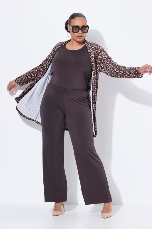 Pantalon en jersey à jambe large et taille élastique. Disponible jusqu’au 68/70.