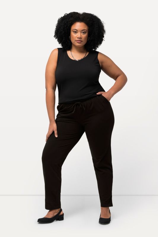 Pantalon Slim Fit à taille élastique. Bas de jambe légèrement fendu. Disponible jusqu’au 68/70.