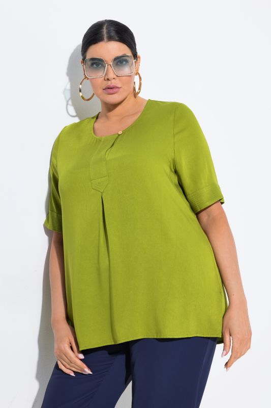Blouse à empiècement matelassé. Manches courtes et coupé évasée
