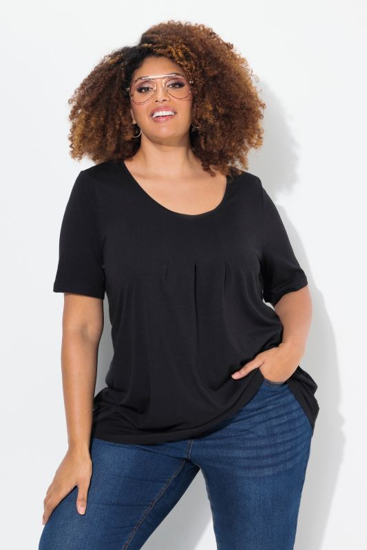 T-shirt en modal. Plis fantaisie, col rond et manches courtes. Coupe évasée