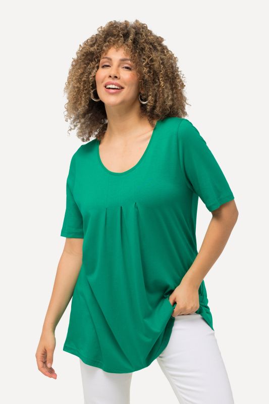 T-shirt en modal. Plis fantaisie, col rond et manches courtes. Coupe évasée