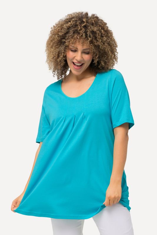 T-shirt en modal. Plis fantaisie, col rond et manches courtes. Coupe évasée