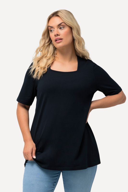 T-shirt à manches courtes et col carré. Coupe évasée