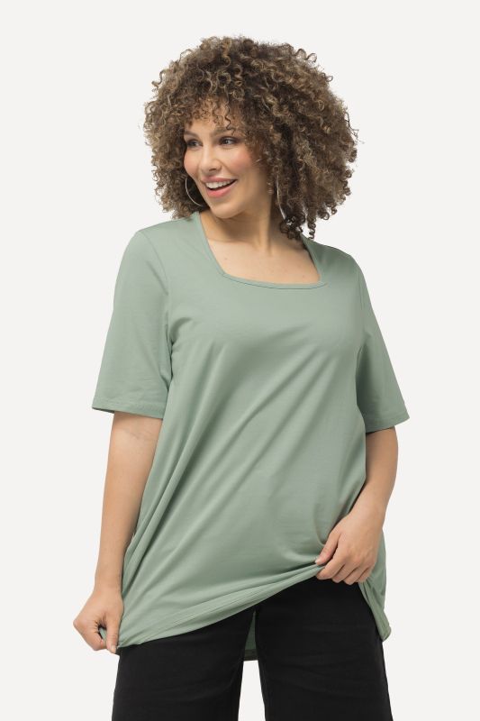 T-shirt à manches courtes et col carré. Coupe évasée