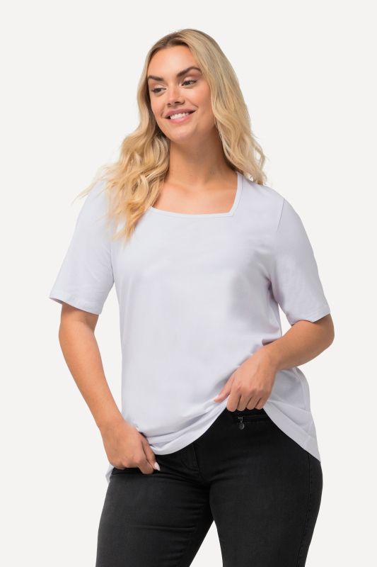T-shirt à manches courtes et col carré. Coupe évasée