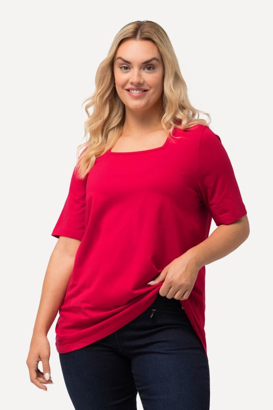 T-shirt à manches courtes et col carré. Coupe évasée