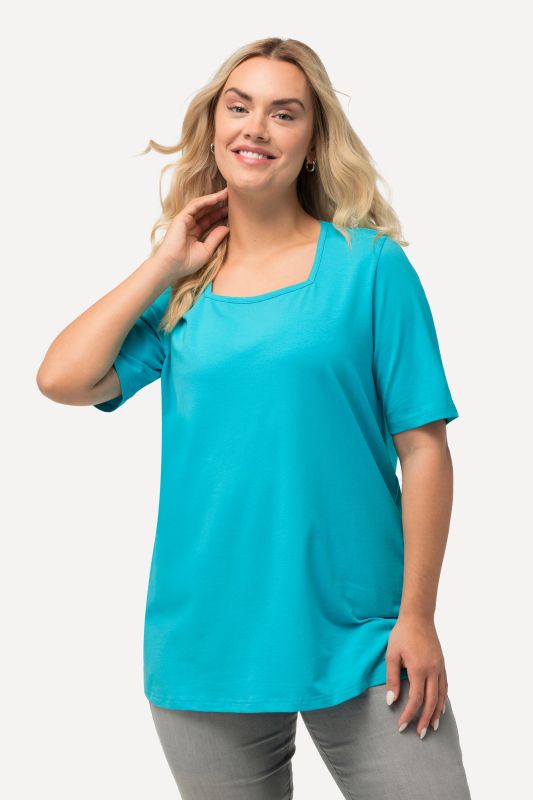 T-shirt à manches courtes et col carré. Coupe évasée