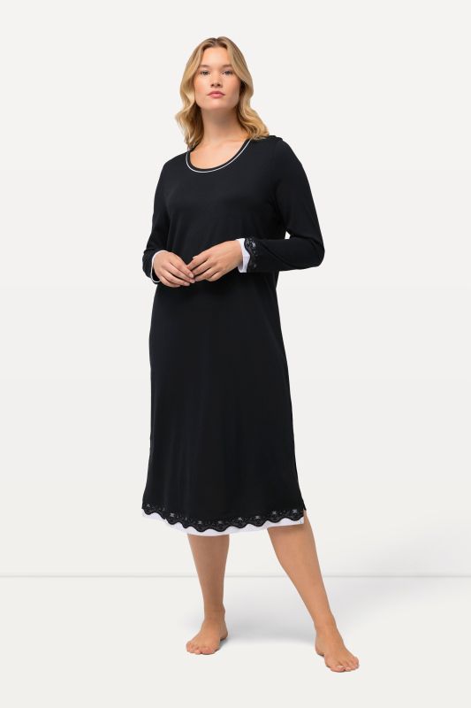 Chemise de nuit oversized, avec dentelle. Col rond et manches longues.