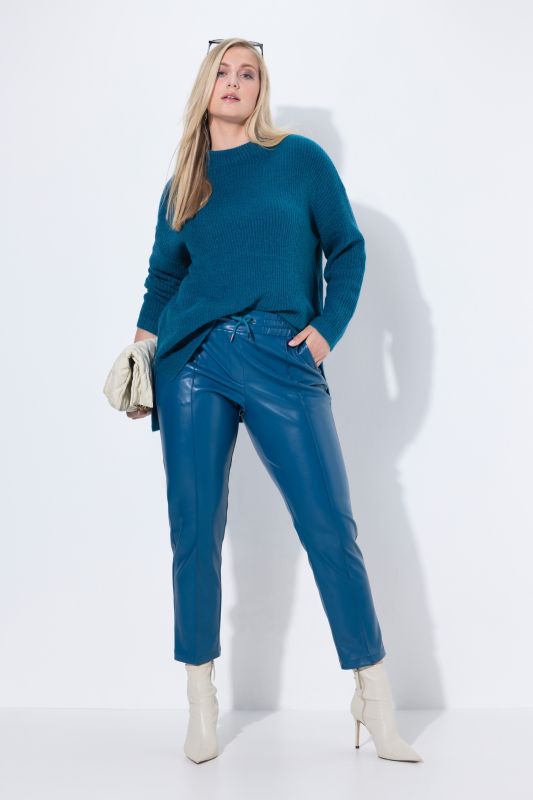 Pantalon 7/8 en similicuir. Passepoils et taille élastique