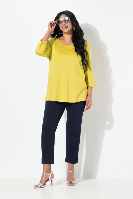 Pantalon, jambe slim. Taille élastique. Plis fantaisie. Petites fentes aux chevilles