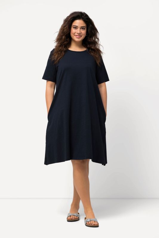 Robe en jersey avec poches, coupe évasée, col rond et manches courtes