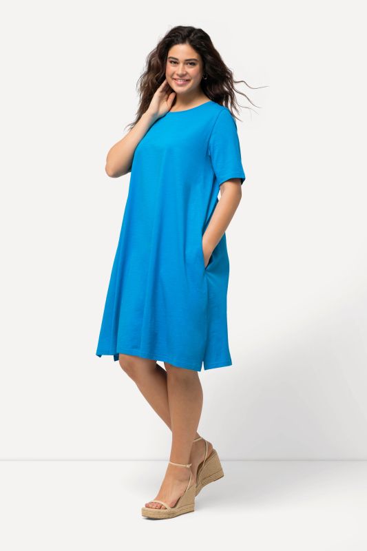 Robe en jersey avec poches, coupe évasée, col rond et manches courtes