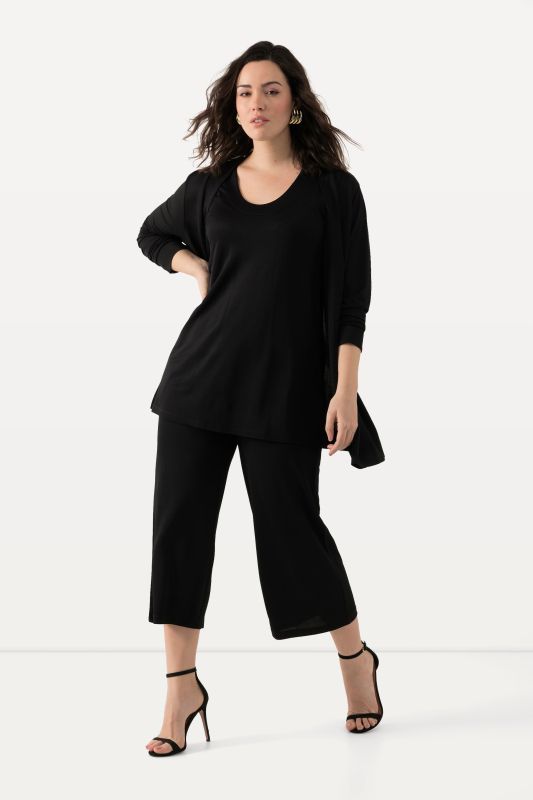 Jupe-culotte en maille fluide. Longueur mollet, jambe large. Taille élastique