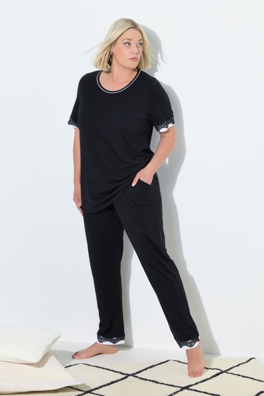 Pyjama deux pièces, T-shirt décolleté rond et manches courtes, liserés en dentelle