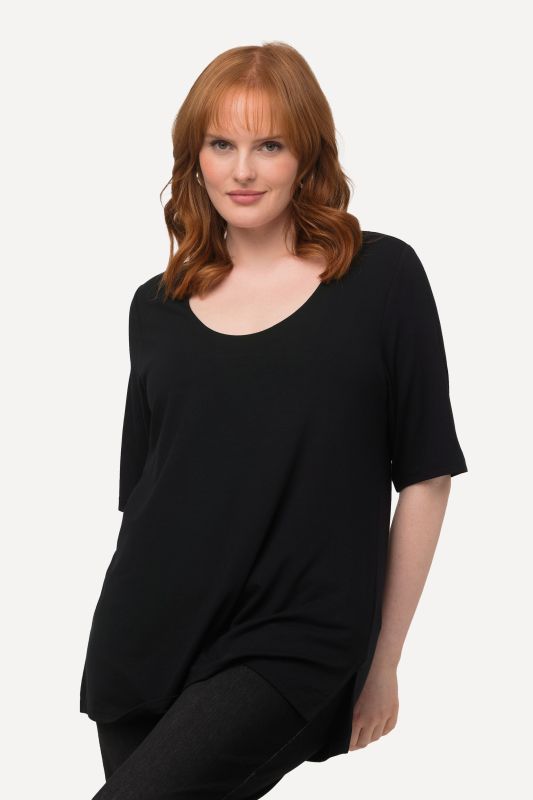 T-shirt à col V et manches courtes. Doublé sur le devant