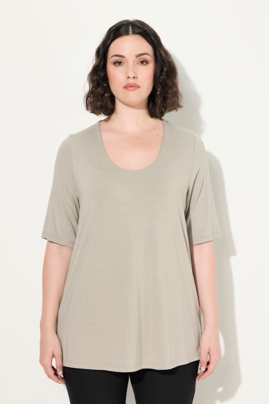 T-shirt à col V et manches courtes. Doublé sur le devant