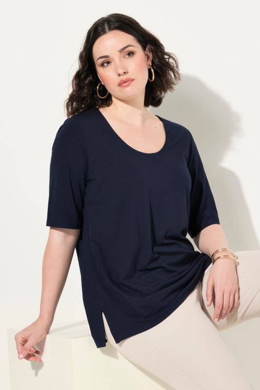 T-shirt à col V et manches courtes. Doublé sur le devant