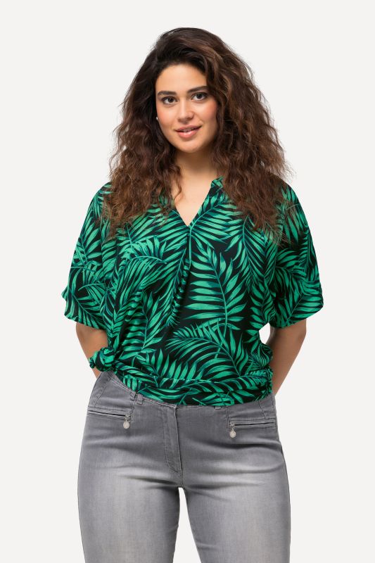 Blouse en crêpe motif palmiers à manches courtes et encolure en V. Ligne A