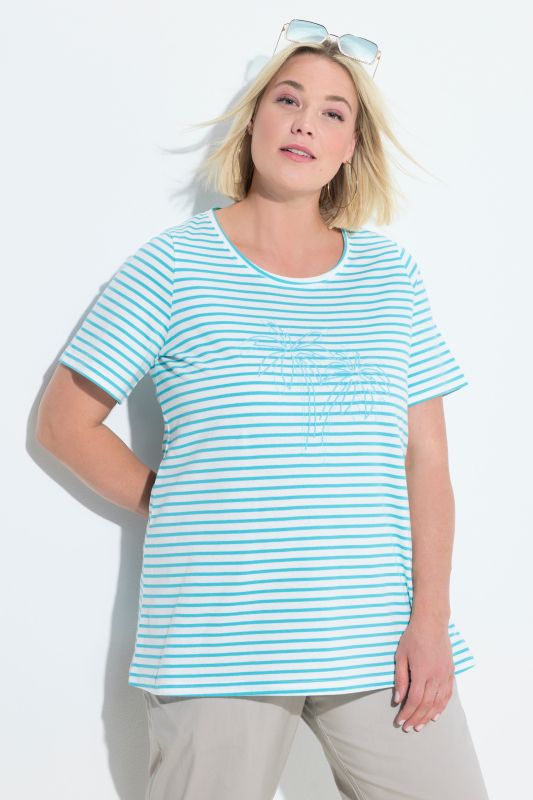 T-shirt à col rond et manches courtes. Broderie palmiers et rayures.
