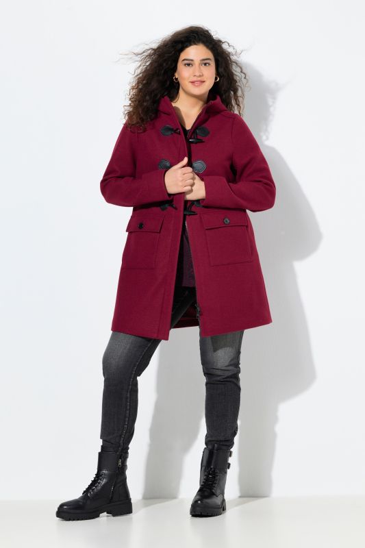 Duffle-coat, coupe évasée. Col montant et capuche. Boutons Brandebourg.