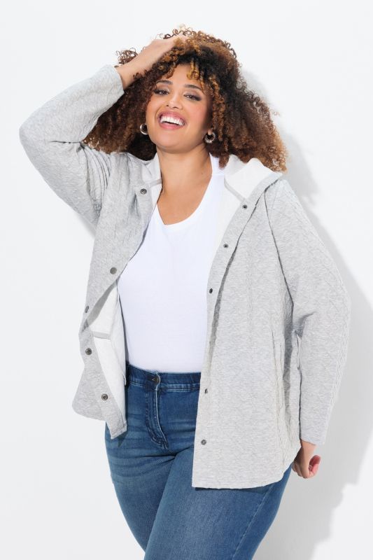 Veste à capuche, motif torsadé et boutons-pression. Dos plus long.