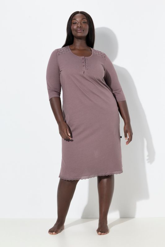 Chemise de nuit à col rond et manches 3/4, broderie ajourée et pli décoratif