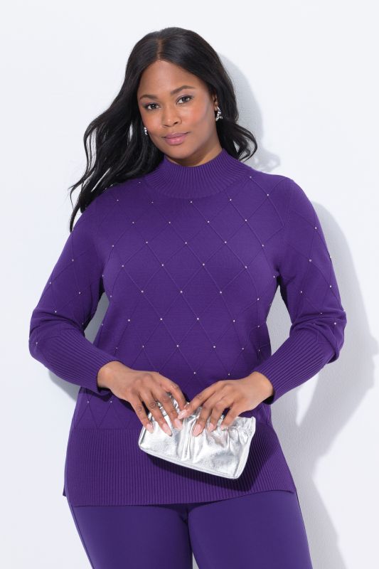 Pull motif losanges, petits rivets fantaisie, col légèrement montant et manches longues