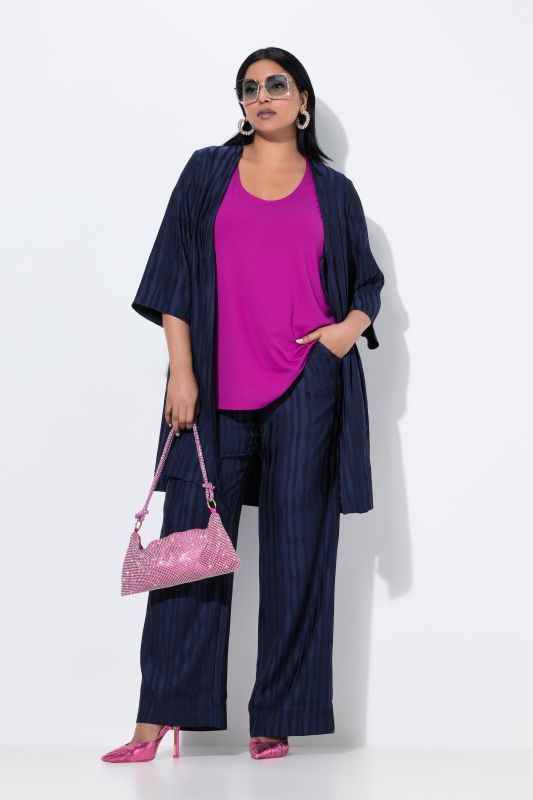 Pantalon jambe droite et large, taille confortable et matière texturée