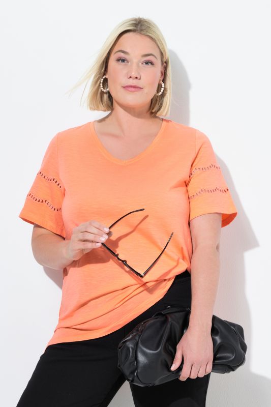 T-shirt, broderie ajourée, coupe évasée, col V, manches chauve-souris