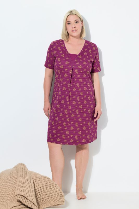 Chemise de nuit à col en V et manches courtes. Motif rayures/fleurs