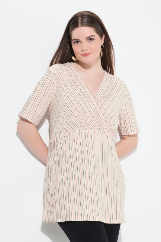 T-shirt en coton bio. Décolleté en V esprit cache-cœur. Manches courtes