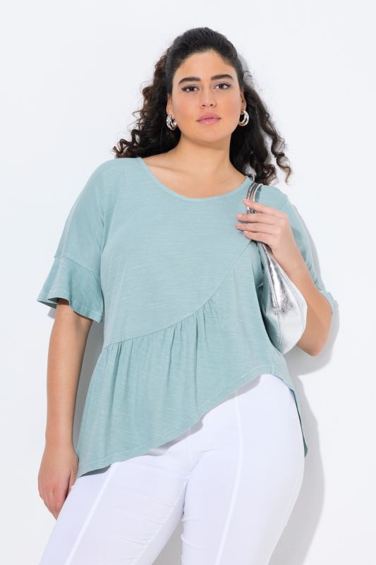 T-shirt oversize en coton bio. Col en V et manches courtes. Volant à la base