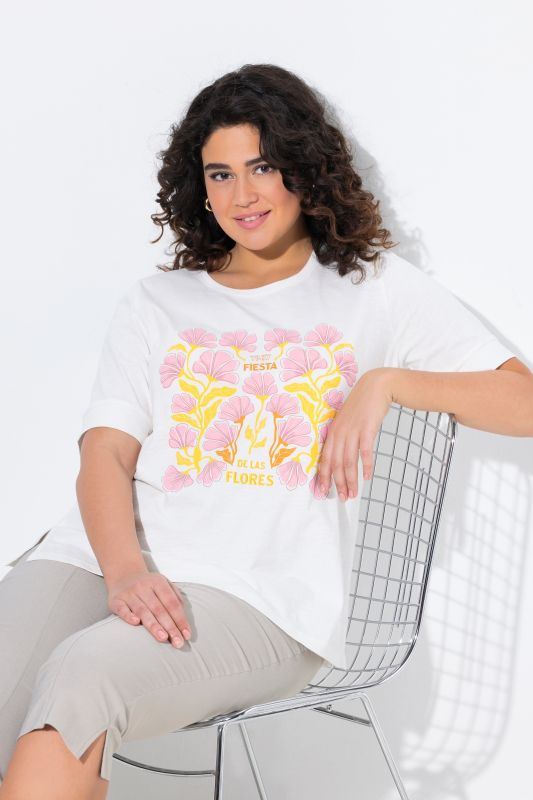 T-shirt à col rond et manches courtes. Imprimé fleurs et lettres brodées