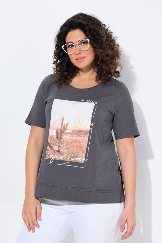 T-shirt à manches courtes. Encolure ronde à bords roulottés. Coupe Classic et imprimé cactus