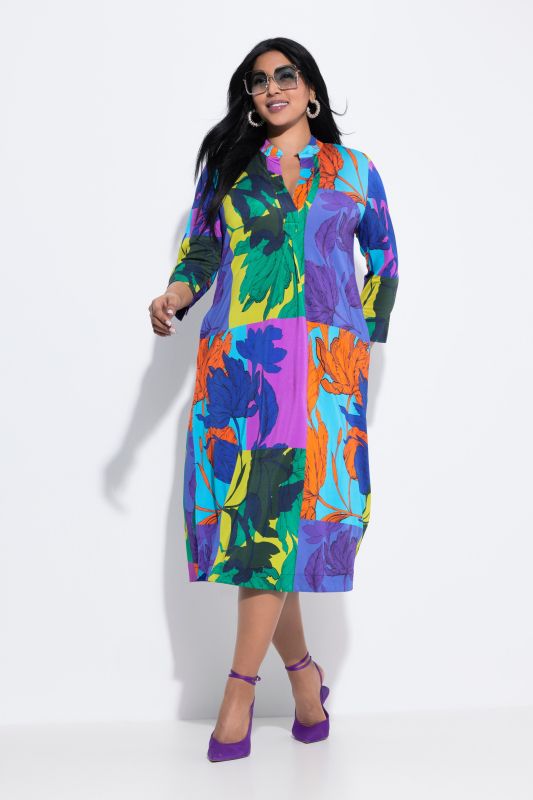 Robe midi au tombé fluide, motif feuilles, petit col montant et manches 3/4