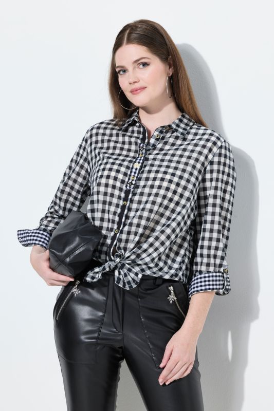 Chemisier à carreaux s'inspirant des tenues traditionnelles bavaroises, col chemise et manche longue, pattes de retroussage