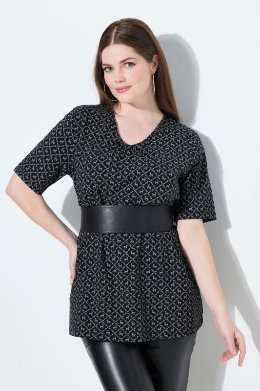 T-shirt s'inspirant des tenues traditionnelles bavaroises, encolure en V et manches courtes, coupe évasée