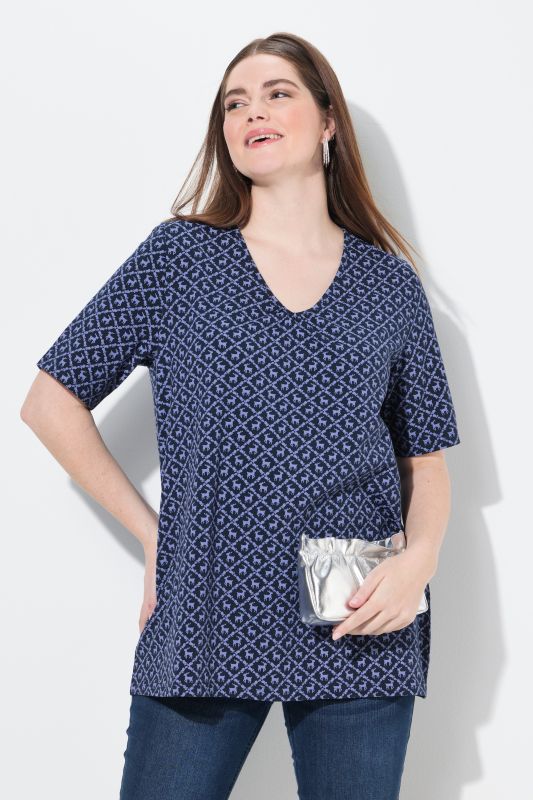T-shirt s'inspirant des tenues traditionnelles bavaroises, encolure en V et manches courtes, coupe évasée