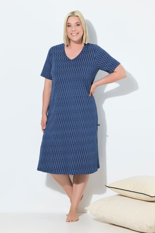 Chemise de nuit à pois, col en V et manches courtes.