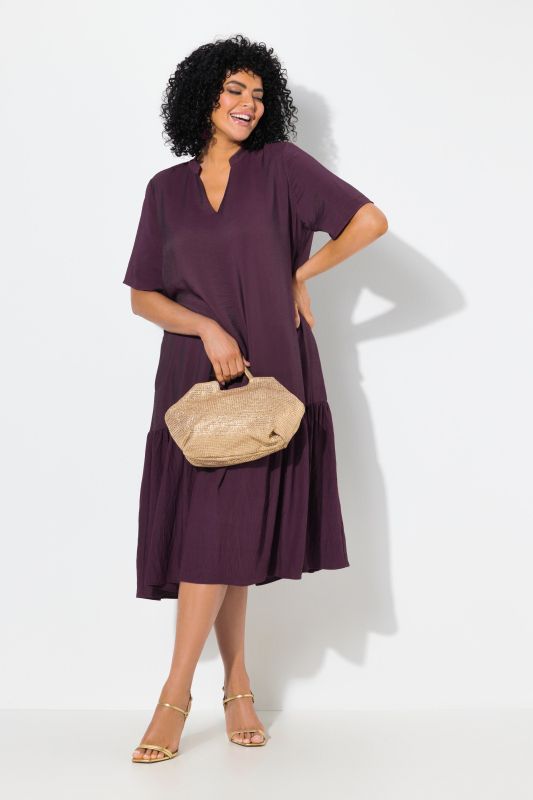 Robe midi, coupe évasée. Manches courtes et col en V. Volant à la base