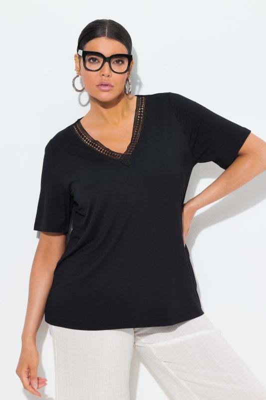 T-shirt à manches courtes. Col en V avec dentelle