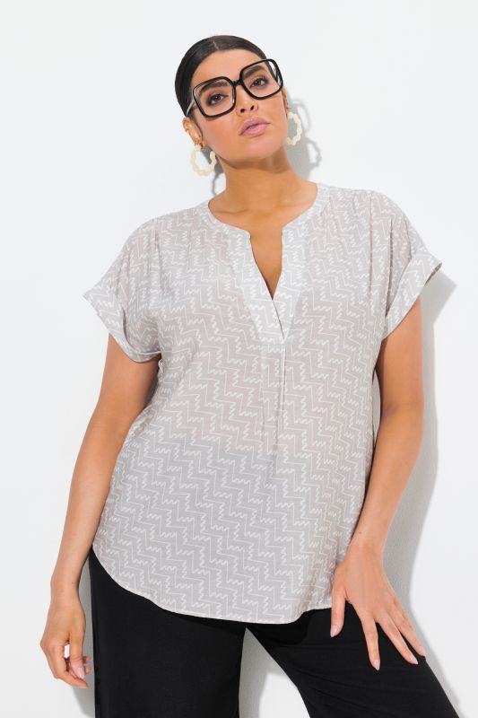 Blouse-tunique à imprimé graphique. Manches courtes et col tunisien