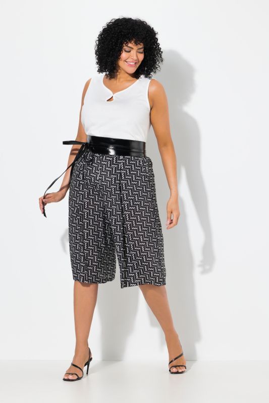 Jupe-culotte courte. Jambe large et taille confortable. Tissu à texture « martelée »