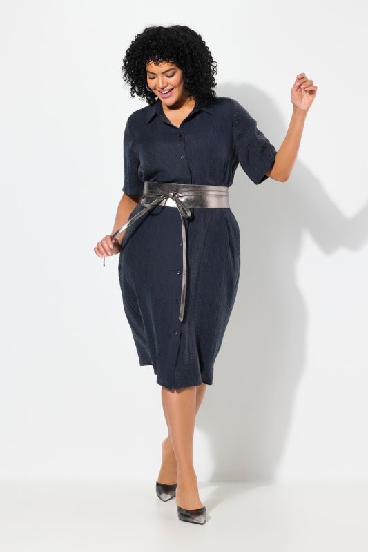 Robe en lyocell mélangé. Manches courtes. Col chemise et patte de boutonnage