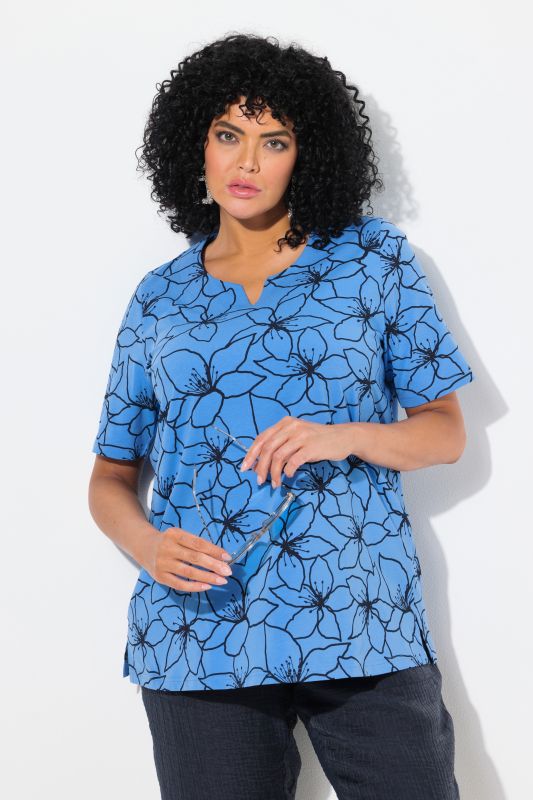 T-shirt à fleurs. Manches courtes et col tunisien. Coupe évasée