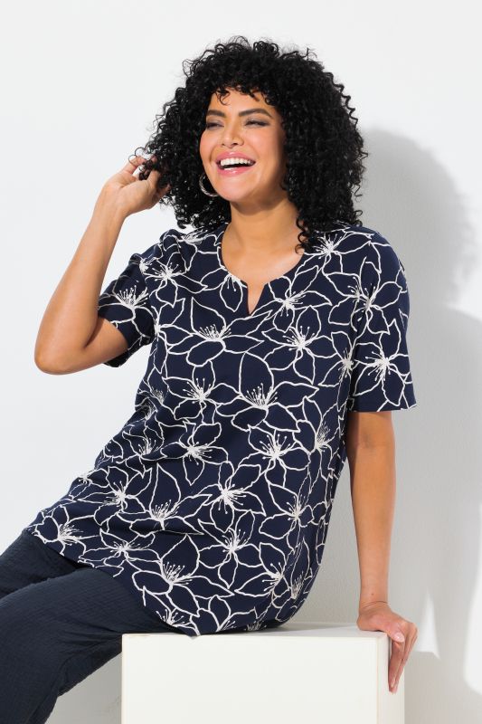T-shirt à fleurs. Manches courtes et col tunisien. Coupe évasée