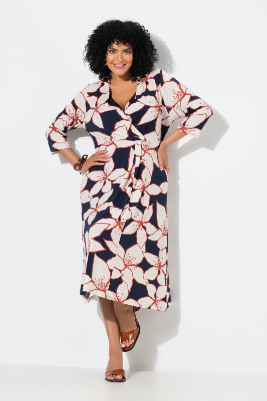 Robe midi à manches 3/4. Col en V effet cache-cœur. Motif floral